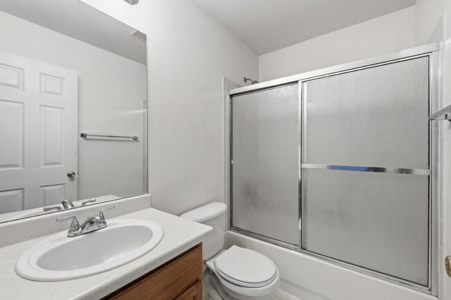 Building Photo - Very Nice 2 Bedroom, 2 1/2 Bath Townhome in Quail Run! Community Pool & Tennis Courts! Minutes To...