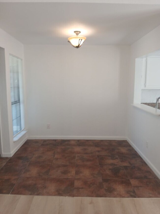 Building Photo - 1 Bed 1 Bath Condo in Dallas (All Electric)