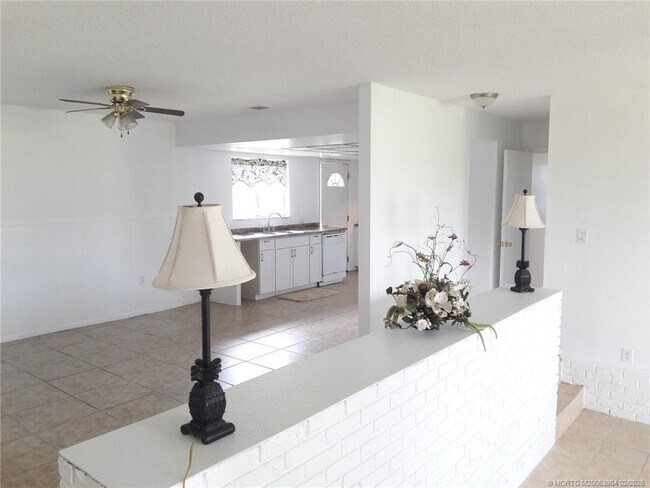 Building Photo - 350 NE Granduer Ave