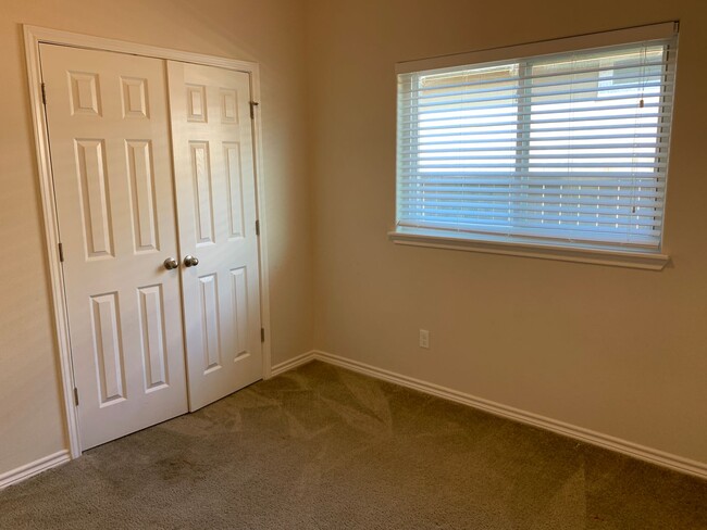 Building Photo - "Holiday Special: Reduced Rent on Your New...