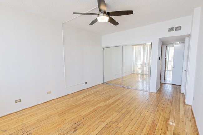 Building Photo - 207 W Clarendon Ave