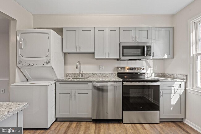 Building Photo - 7604 Somerset Ln