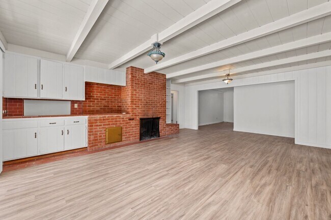 Building Photo - Oversized detached garage!