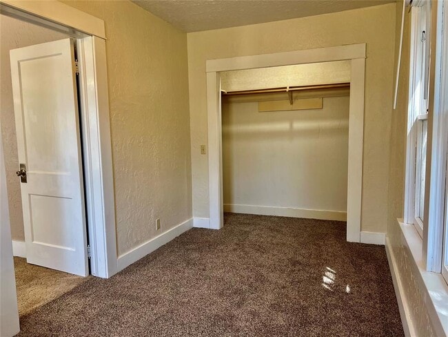 Building Photo - 419 E 6th St