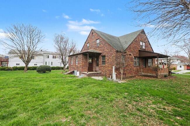 Building Photo - 2327 Chestnut St