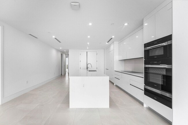 Building Photo - 220 Lake Shore Dr