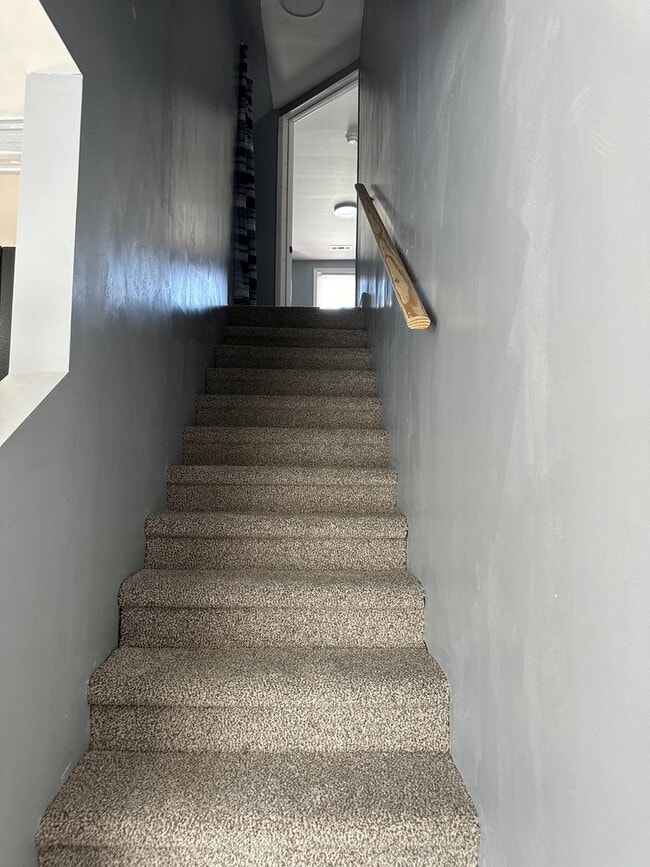 Building Photo - 3 bed 2 bath house on North Side! All electric, Central Air, laundry included, big yard