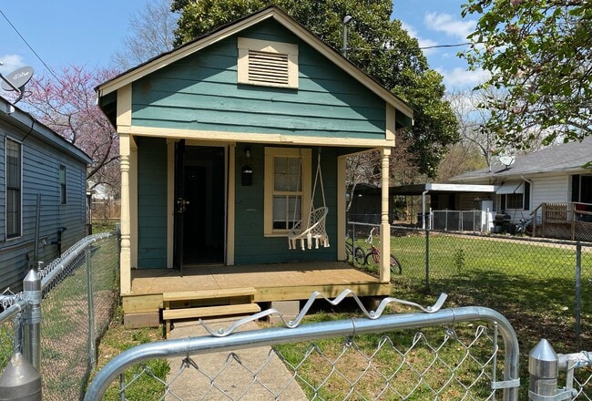 Primary Photo - 2 Bedroom 1 bath Cottage with washer and d...