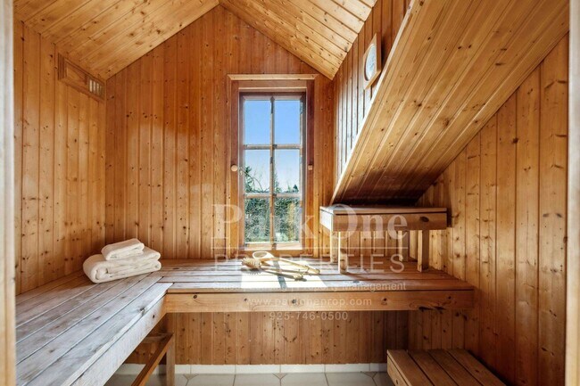 Building Photo - Short term, furnished possible for this magnificent home.