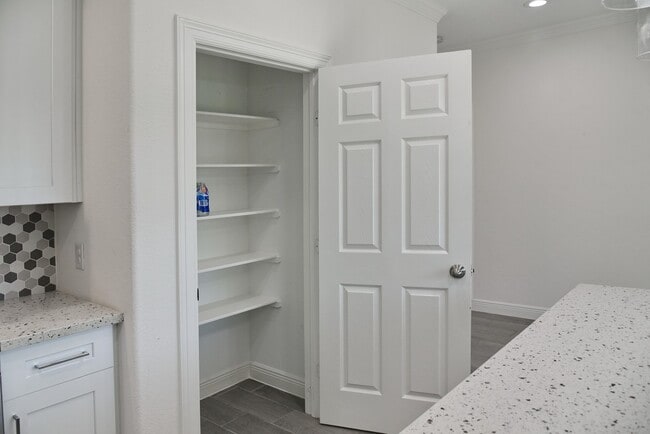 Building Photo - 5046 Van Fleet St