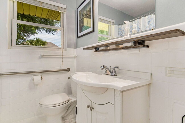 Building Photo - Beautiful East Hill home located in one of...