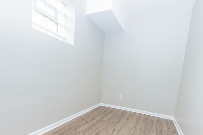 Building Photo - 1343 W 31st St