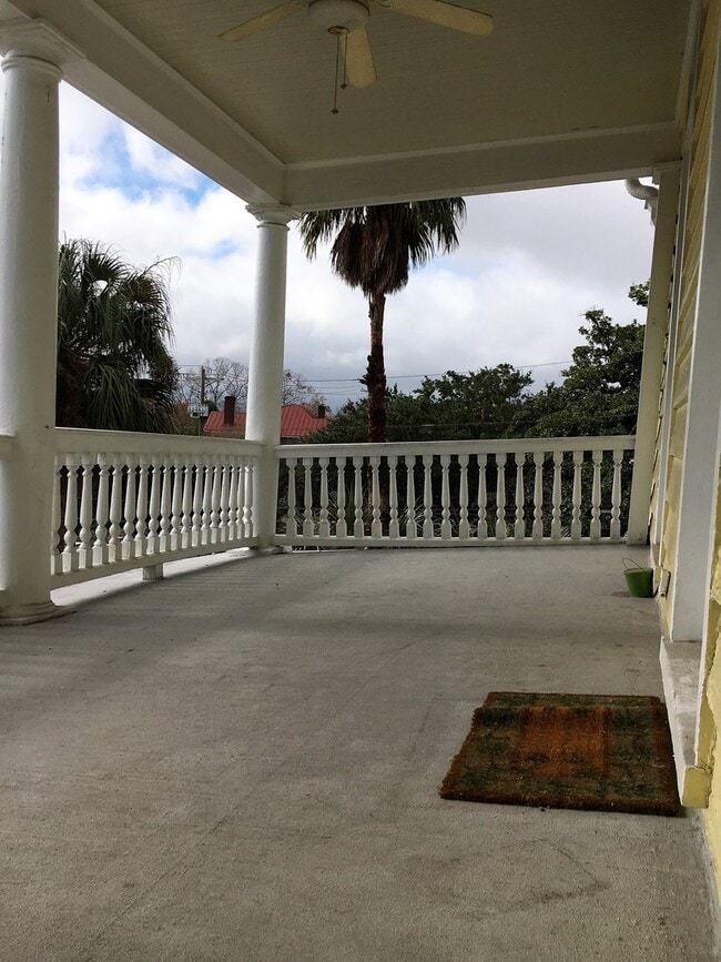 Building Photo - Spacious Three Bedroom Apartment on Calhou...