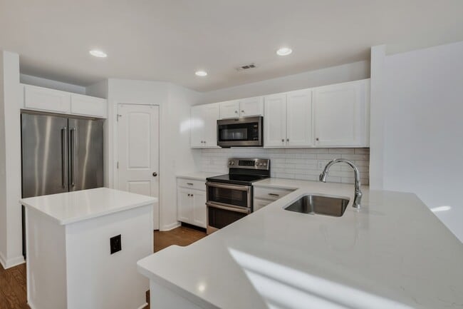 Building Photo - 1234 Riverbrook Dr