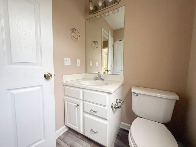 Building Photo - Pet-Friendly 3-Bedroom Home with Garage, Screened-In Porch & Spacious Bedrooms