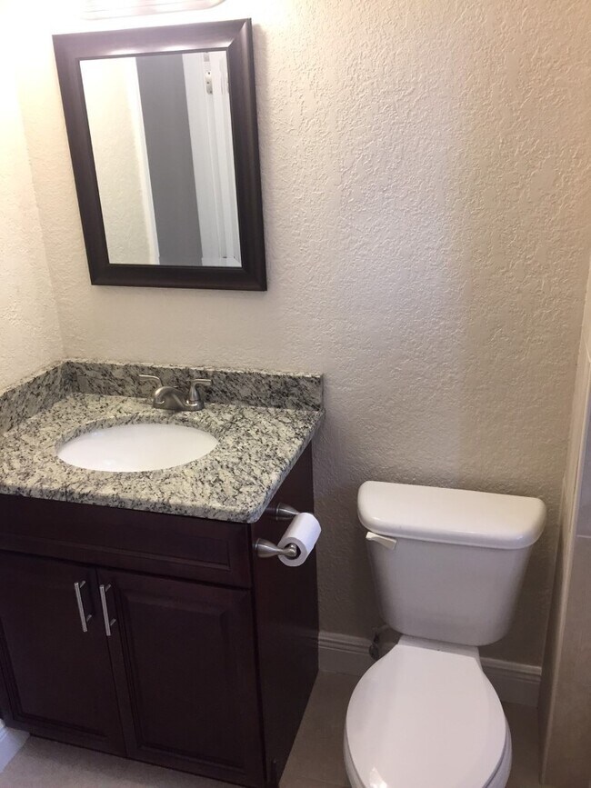 Building Photo - 3 Bedroom, 2 1/2 Bath Single Family Home W...