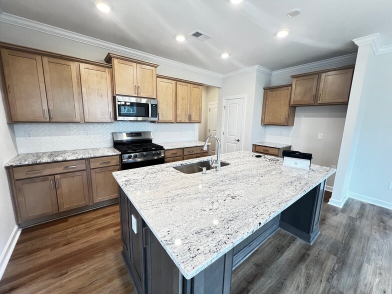 Building Photo - 1260 Saxon Ct