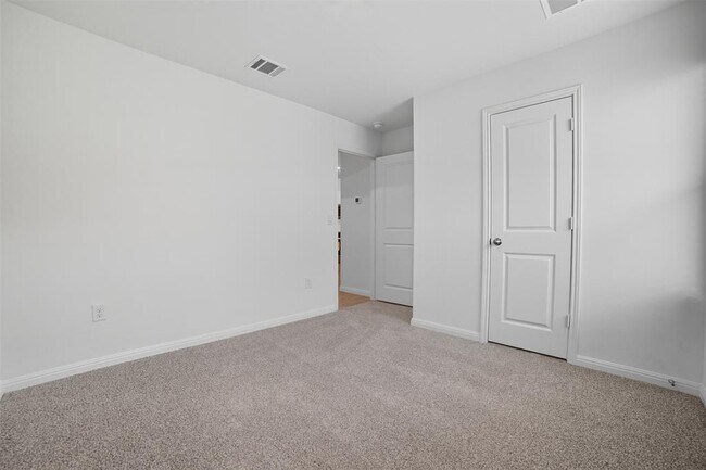 Building Photo - 445 Mustang Dr