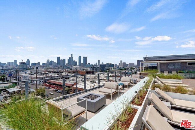 Building Photo - 527 Molino St
