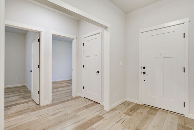 Building Photo - Polished single-level 3 bed, 2 bath home in NE Salem!