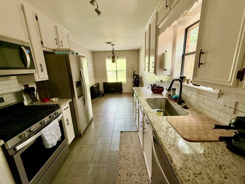 Building Photo - 4011 Woodbriar Dr