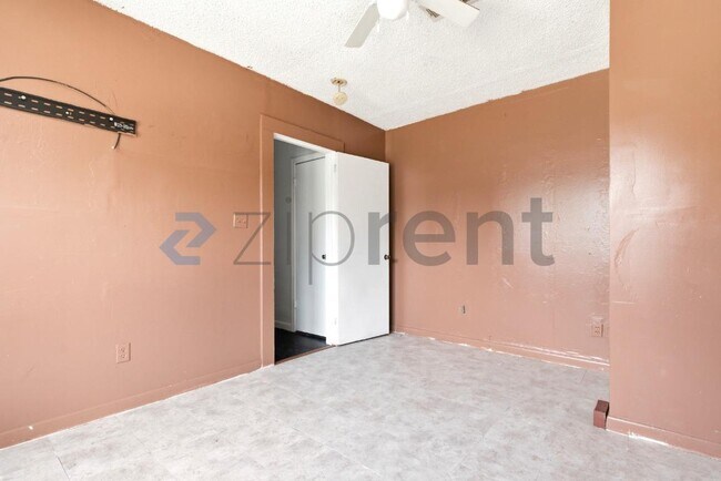 Building Photo - Unit