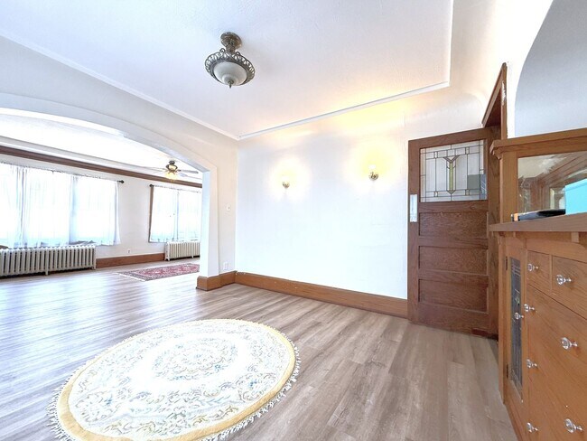 Building Photo - 1411 Rawson Ave