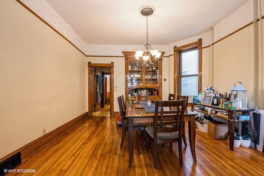 Building Photo - 716 W Briar Pl