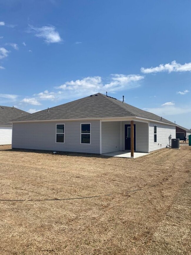 Building Photo - Three Bedroom | Two Bath Home in Cherry Creek