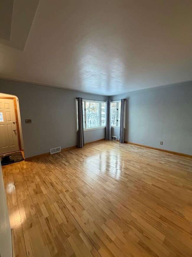 Building Photo - AVAILABLE NOW! - 2 Bed 1 Bath Home!