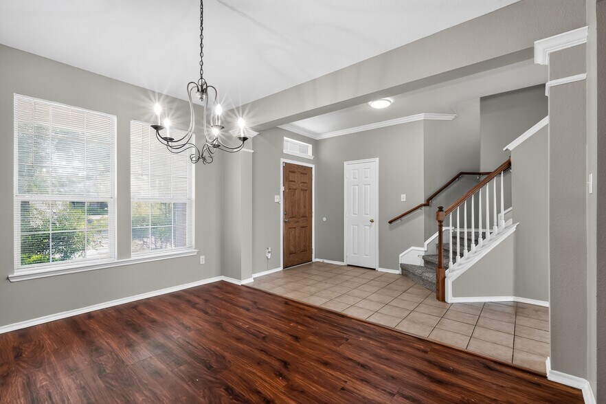 Building Photo - 217 Pinewood Trl