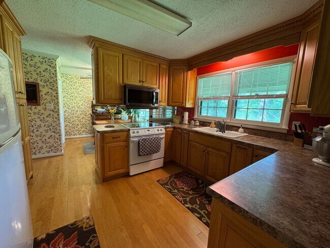 Building Photo - Furnished 3-Bedroom, 2-Bath Home in Peacef...
