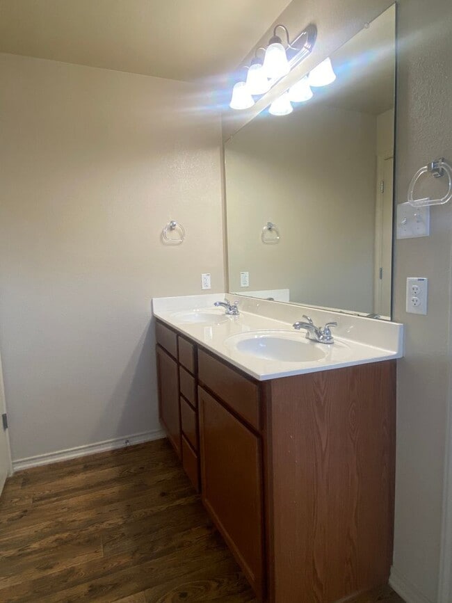 Building Photo - 3 Bedroom Conveniently Located