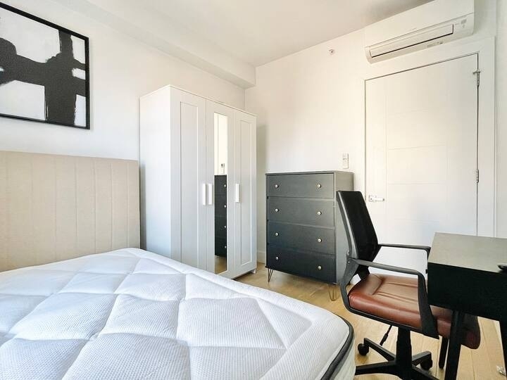 Building Photo - Furnished room/NOT APARTMENT