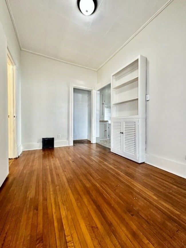 Building Photo - 122 S Van Buren St