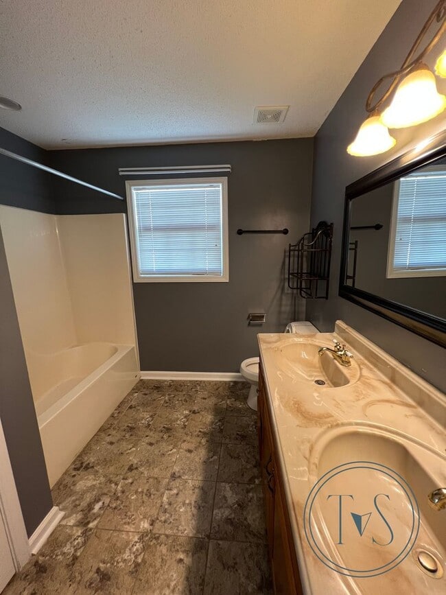 Building Photo - MOVE-IN SPECIAL: 50% OFF 1st FULL MONTH'S RENT!**