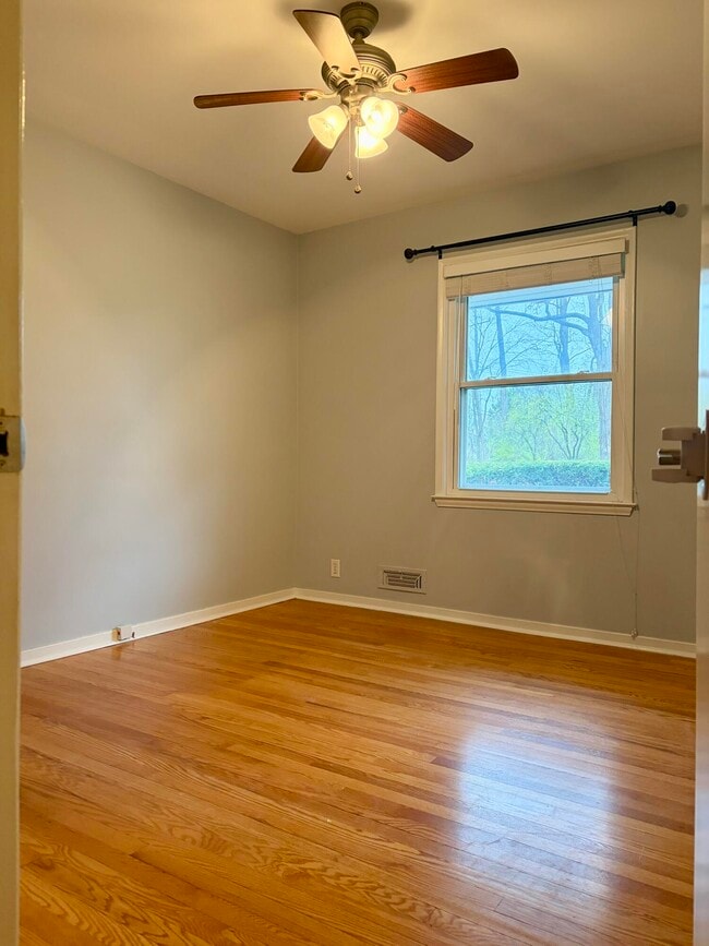 Building Photo - 6493 Thorncrest Dr