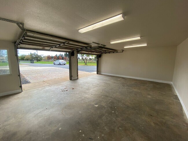 Building Photo - Fully Renovated Home on 5 Acres