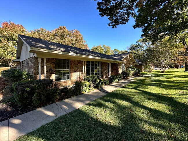 Building Photo - 408 Mimosa Dr
