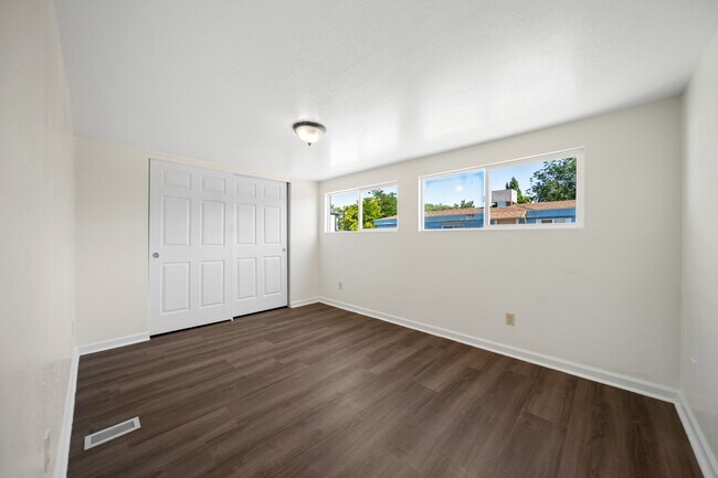 Building Photo - 562 Eastwood Dr