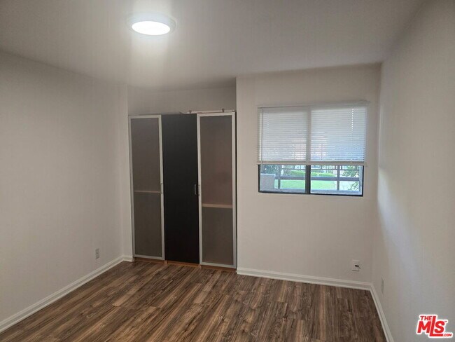 Building Photo - 435 S Virgil Ave