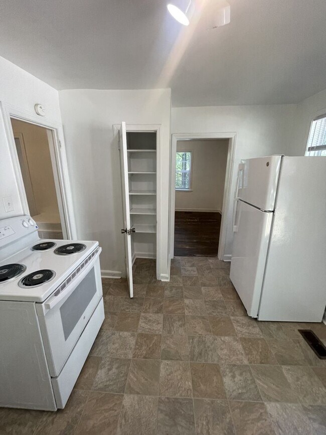 Building Photo - 2 bd 1 ba Detached house