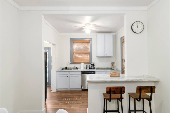 Building Photo - 713 1/2 Johnson Ave