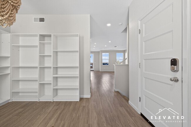 Building Photo - 611 Jade St