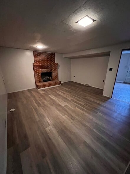 Building Photo - 5680 Meadowcrest St