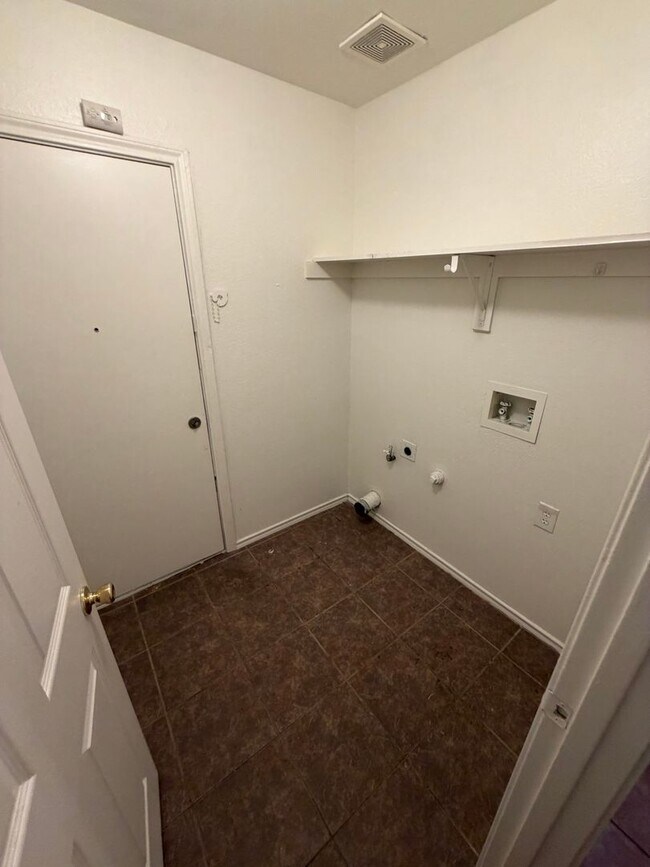 Building Photo - 1005 Chelsea Dr