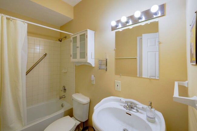 Building Photo - Luxury Townhome in the Heart of the Kentlands