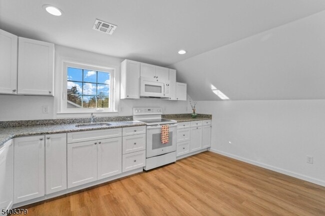 Building Photo - 43 Hillcrest Ave