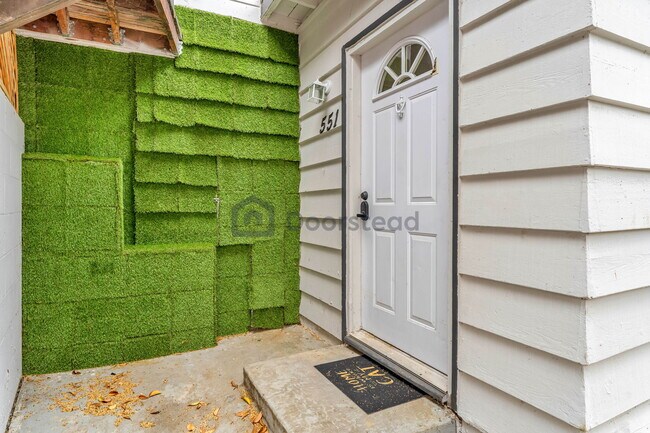 Building Photo - 551 Hichborn St