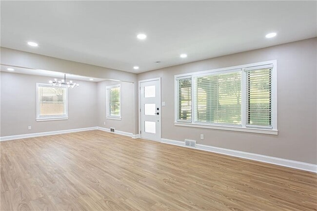 Building Photo - 629 Clairmont Cir